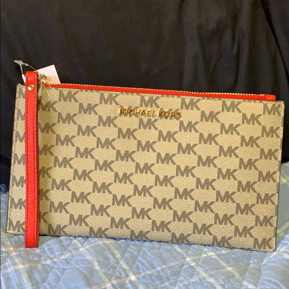 Micheal kors jet set zip clutch